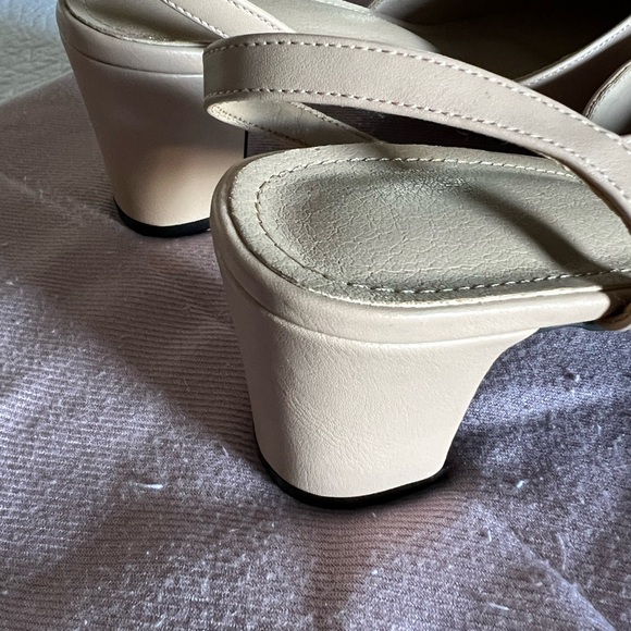 Designer style sling backs. Cream and black. 8.5. - Picture 5 of 5